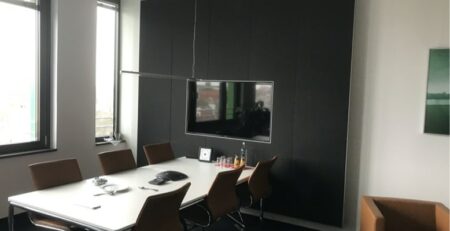 Akustikoptimierung im Besprechungs- & Meetingraum mit Wandabsorbern